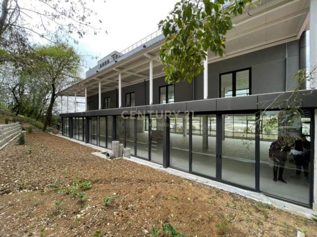 Tirane, jepet me qera ambjent biznesi Kati 1, 1.860 m² 6.640 Euro (Vaqarr buze rruges krzesore)