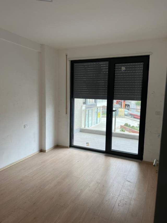 Tirane, jepet me qera ambjent biznesi Kati 2, 75 m² 400 Euro (Ndre Mjeda)