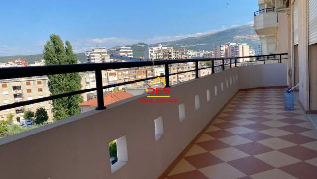 Vlore, jepet me qera apartament Kati 5, 300 Euro (Rruga Mis Durhan)