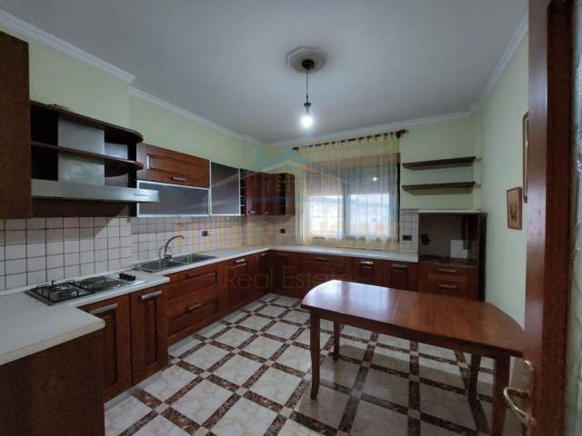 Durres, jepet me qera apartament Kati 5, 200 m² 600 Euro (ISH RAJONI,DURRES)