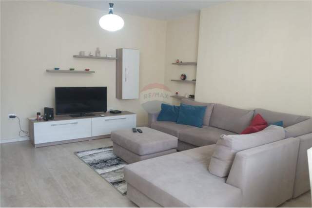 Tirane, jepet me qera apartament 2+1 64 m² 400 Euro (KOMPLEKSI KONTAKT)