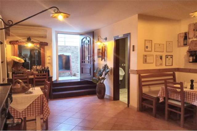 Tirane, jepet me qera lokal 122 m²  (sheshi willson)
