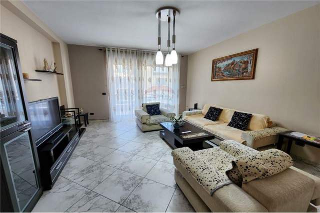 Tirane, jepet me qera apartament 2+1 136 m² 700 Euro (LIBRI UNIVERSITARE)