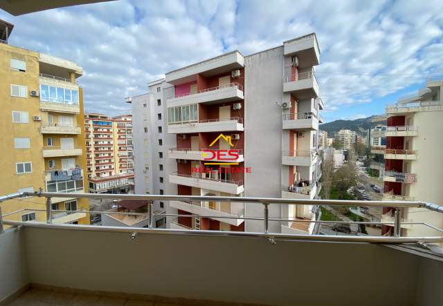 Vlore, jepet me qera apartament Kati 8, 155 m² 450 Euro (Rruga Kosova)