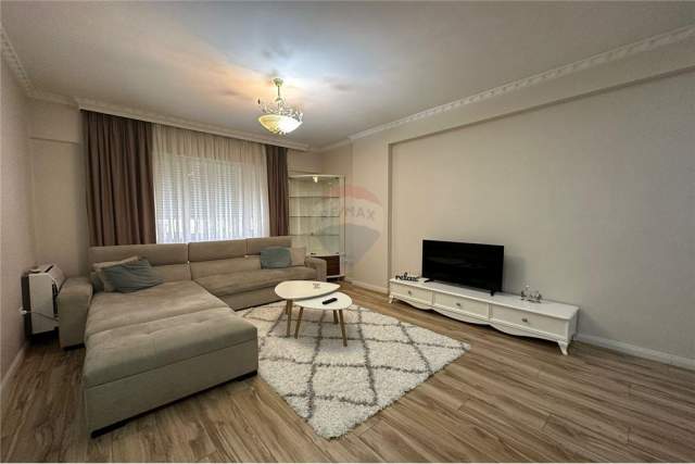 Tirane, jepet me qera apartament 2+1 Kati 2, 100 m² 750 Euro (komuna e parisit)