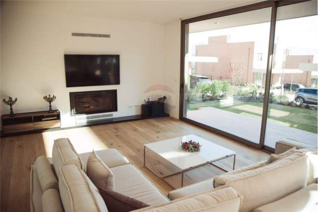 Tirane, shitet Vile 619 m²  (teg)
