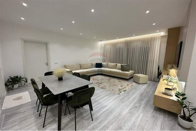 Tirane, jepet me qera apartament 2+1+BLK 99 m² 700 Euro (selvia)