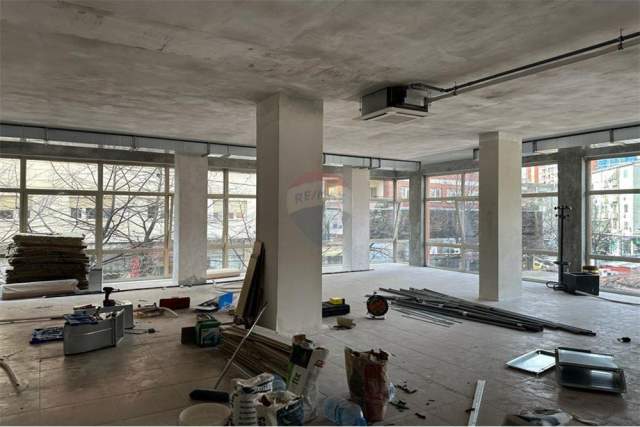 Tirane, jepet me qera ambjent biznesi Kati 1, 200 m² 3.000 Euro (rruga elbasanit)