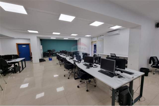 Tirane, jepet me qera ambjent biznesi 222 m² 2.350 Euro (bllok)