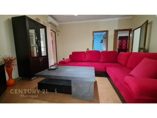 Tirane, jepet me qera apartament 3+1 Kati 3, 100 m² 650 Euro (Komuna e Parisit)