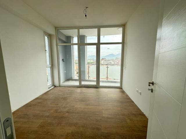Tirane, jepet me qera ambjent biznesi Kati 6, 87 m² 1.000 Euro (Tish Dahia)