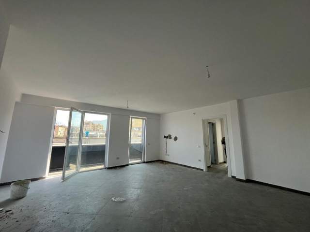 Tirane, jepet me qera apartament 1+1 100 m² 600 Euro (Kafe Flora)