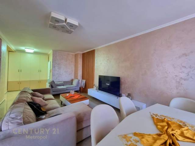 Tirane, jepet me qera apartament 2+1+BLK 115 m² 1.200 Euro (parlamenti)