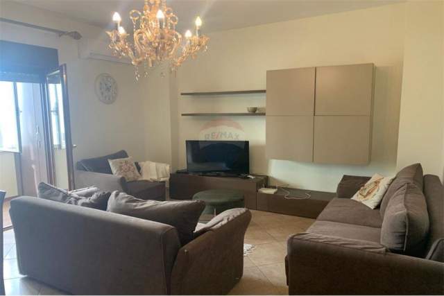 Tirane, jepet me qera apartament 2+1 Kati 11, 85 m² 650 Euro (Qender)
