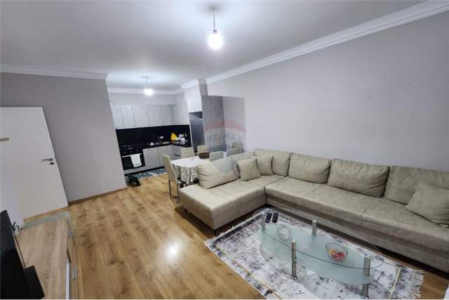 Tirane, jepet me qera apartament 1+1 Kati 3, 75 m² 400 Euro (Bar Artisti)