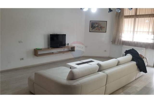 Tirane, jepet me qera apartament 2+1 Kati 9, 147 m² 700 Euro (bulevardi Zogu i I)