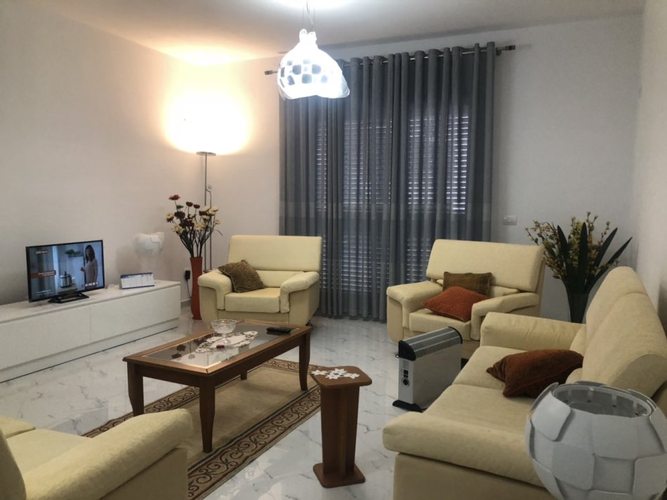 Vilë në shitje  2- kateshe prane  21 Dhjetori 400.000 euro
