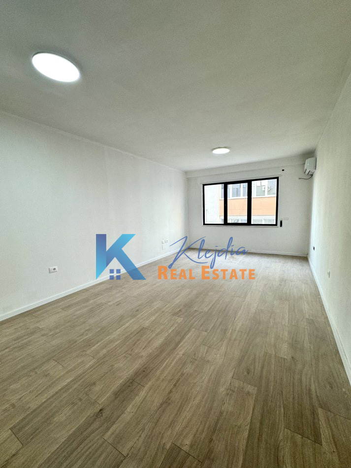 Tirane, jap me qera zyre Kati 1, 72 m² 500 € (Pazari i Ri)