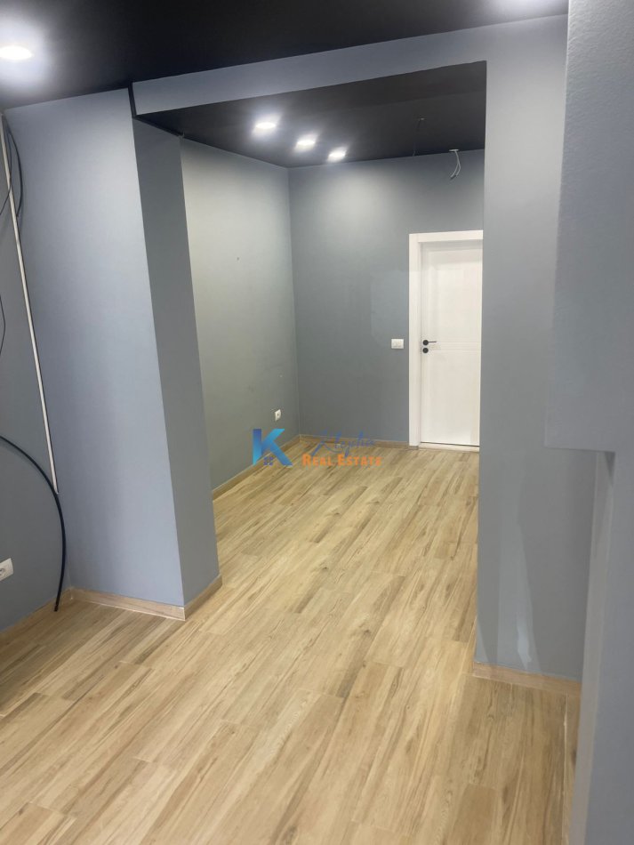 Tirane, jap me qera dyqan Kati 0, 40 m² 500 € (prane Stadiumit Dinamo)