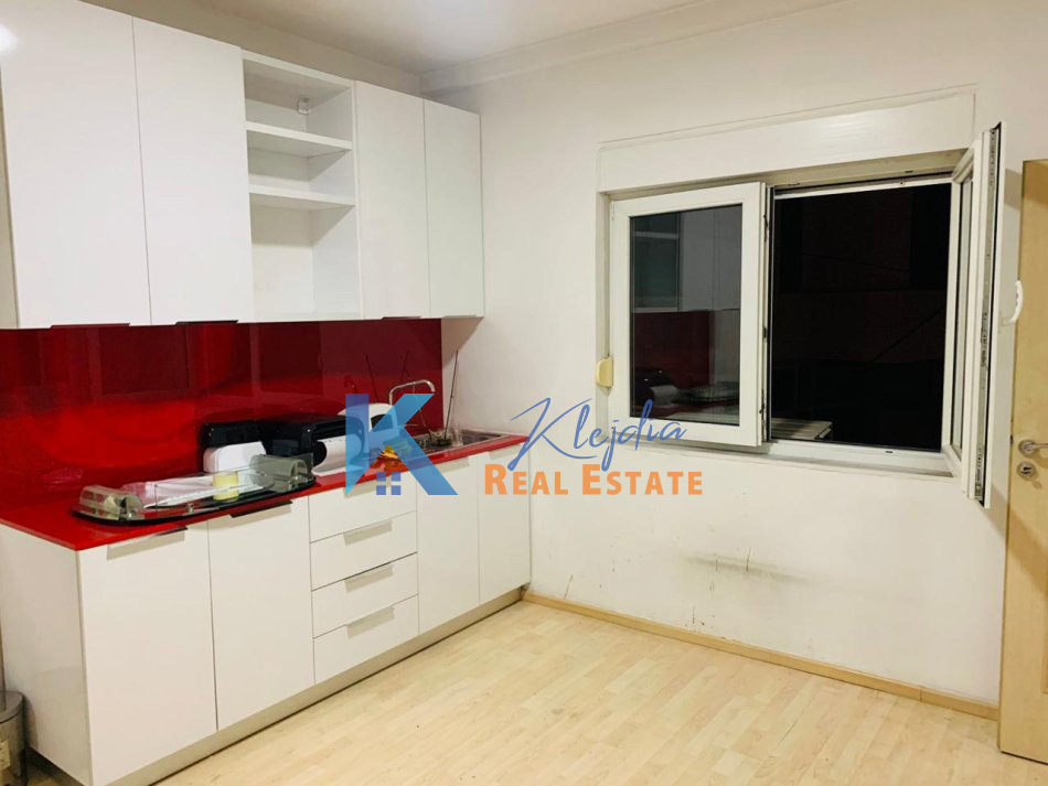 Tirane, jepet me qera zyre Kati 2, 140 m² 1.000 € (Rruga e Durresit, afer Kafe Flora)