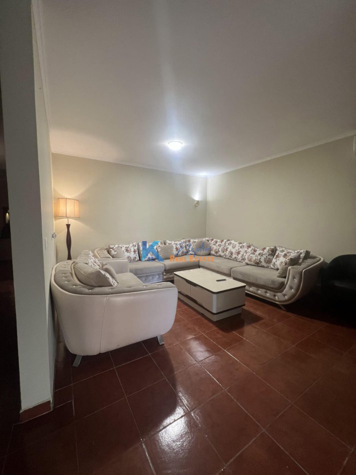 Tirane, jap me qera apartament 3+1+Ballkon Kati 9, 125 m² 600 € (Komuna e Parisit, afer Kika 1)
