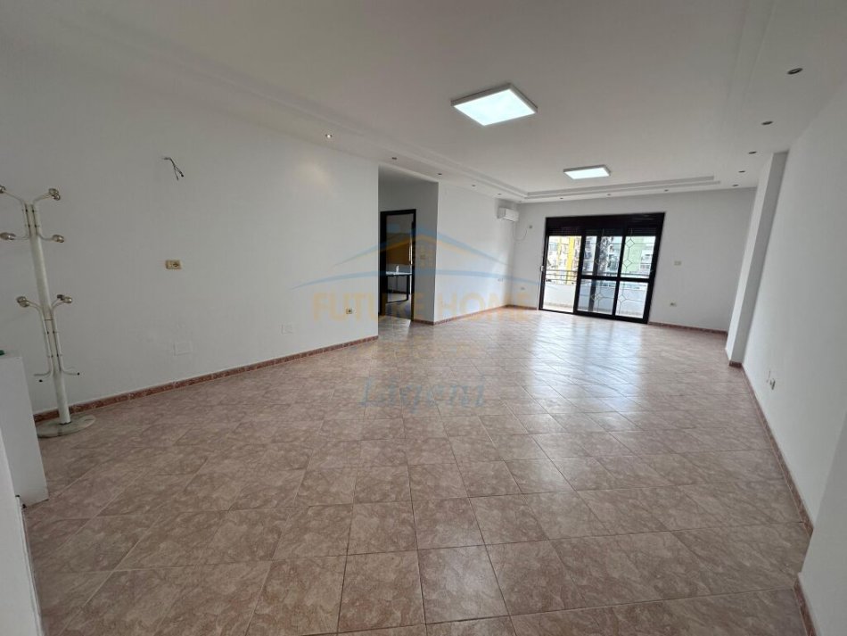 Tirane, jepet me qera 2+1+Ballkon Kati 7, 125 m² 1.000 € (Blloku, Rruga Ismail Qemali)
