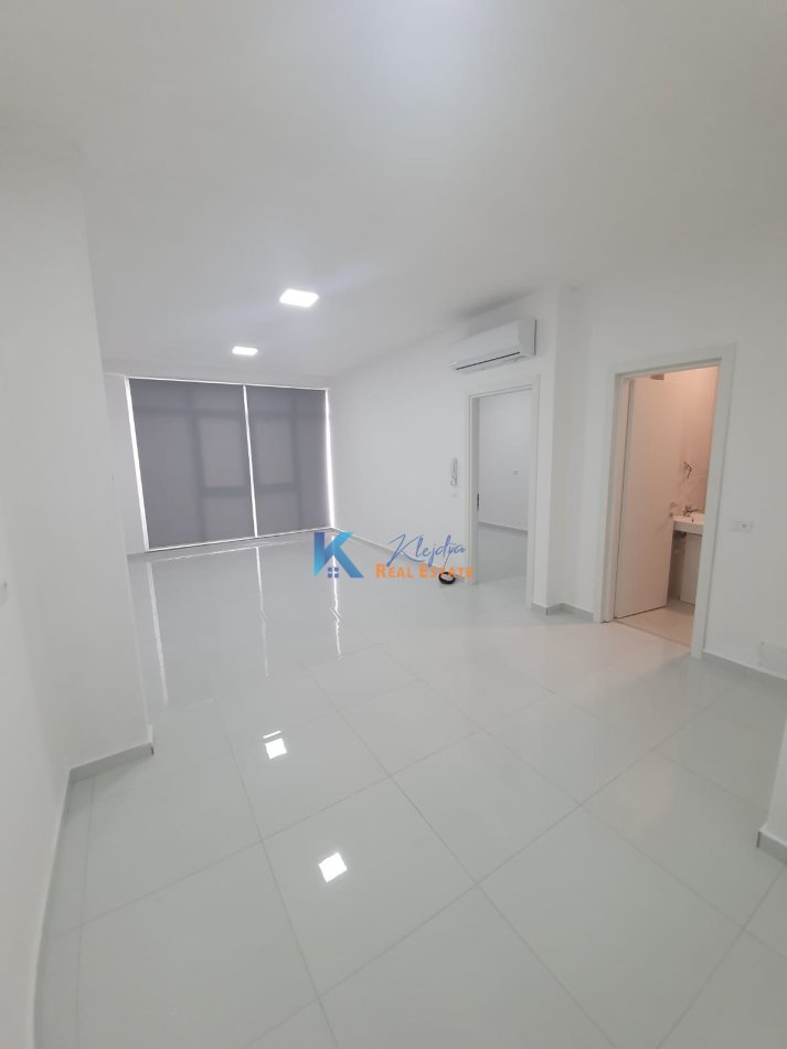 Tirane, jap me qera zyre Kati 2, 105 m² 800 € (Komuna e Parisit, Kompleksi Kika)