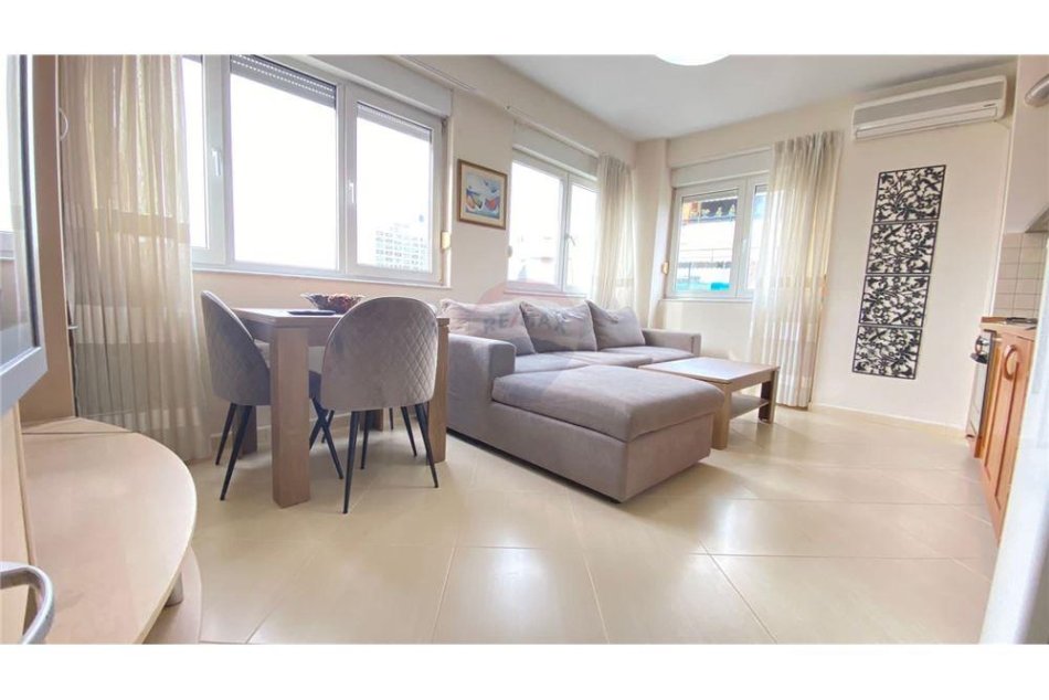 Tirane, jepet me qera apartament 1+1 , 60 m² 600 € (Rruga Dervish Hima - Air Albania Stadium)