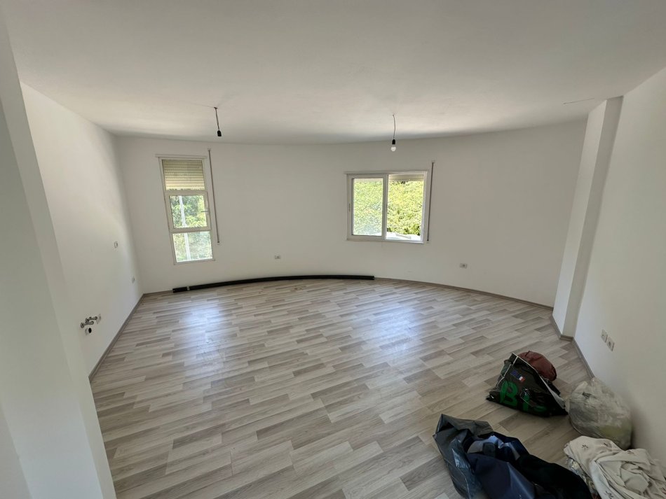 Tirane, shitet apartament 1+1+Ballkon Kati 2, 81 m² 89.650 € (Rruga Dajti)