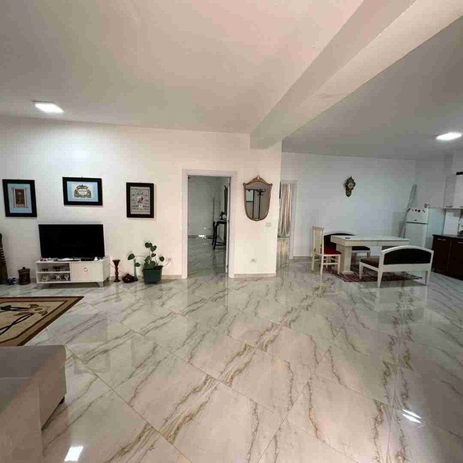 Tirane, jepet me qera apartament 2+1+Ballkon Kati 2, 120 m² 600 € (Don Bosko)