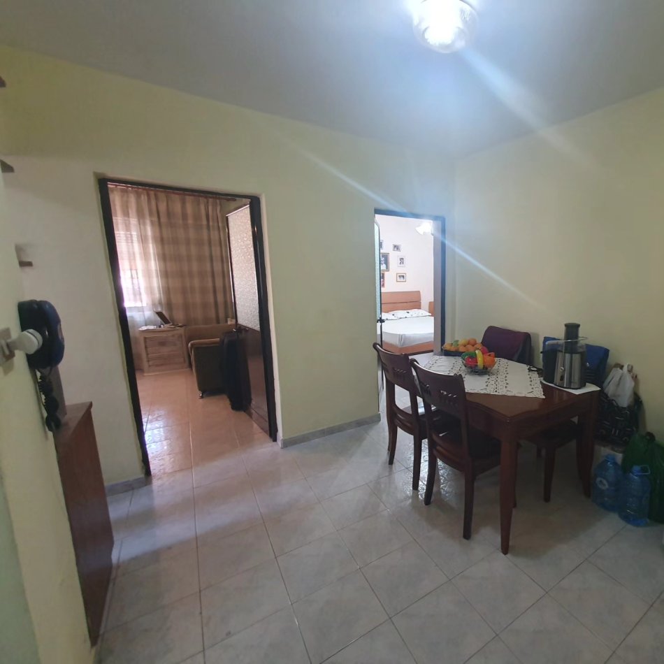 SHITET:  Apartament 1+1/zona: Naim Frashëri/ Mbrapa bllokut të ambasadave