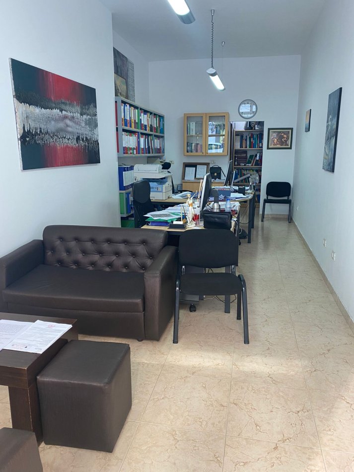 Tirane, jepet me qera zyre Kati 1, 30 m² 500 € (rruga e Kosovareve)