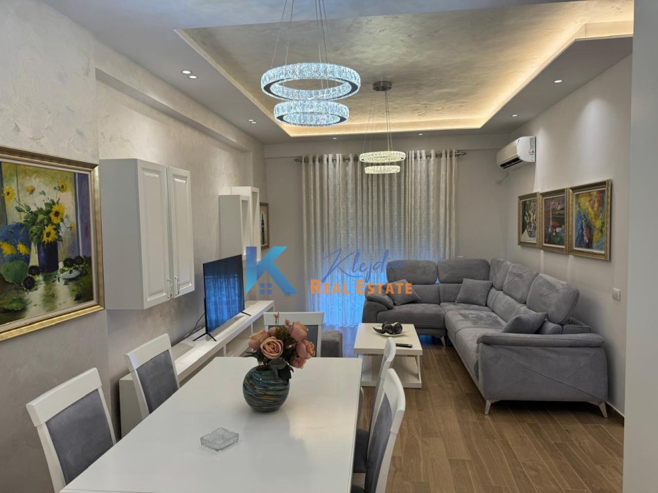 Tirane, jepet me qera apartament 2+1 Kati 4, 110 m² 550 € (Rruga e Kavajes, ne kompleksin Golden Park)