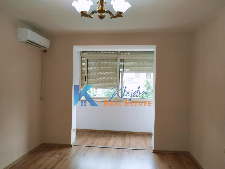 Tirane, jap me qera zyre Kati 2, 50 m² 400 € (Zyre per qira te Kryqezimi i 21 Dhjetorit)