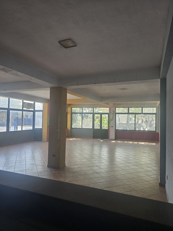 Tirane, jepet me qera dyqan Kati 1, 175 m² 1.000 € (Institut)