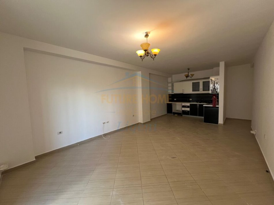Tirane, jepet me qera 2+1 Kati 2, 108 m² 550 € (Liqeni i Thate, Me pamje nga Liqeni)