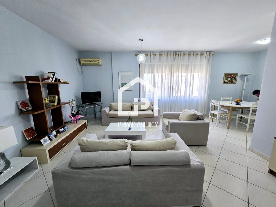 JEPET ME QIRA : Apartament 2+1 +2/ Rruga Barrikadave/ Qender