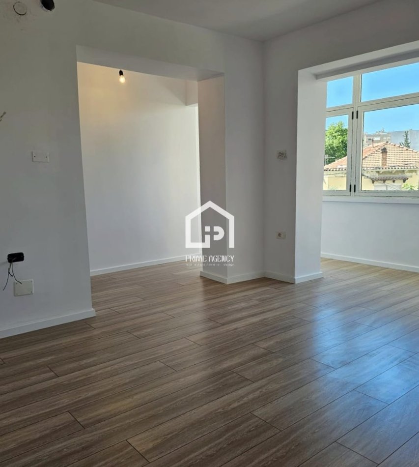 Shitet: Apartament 1+1 /Zona : Xhamia e Tabakëve