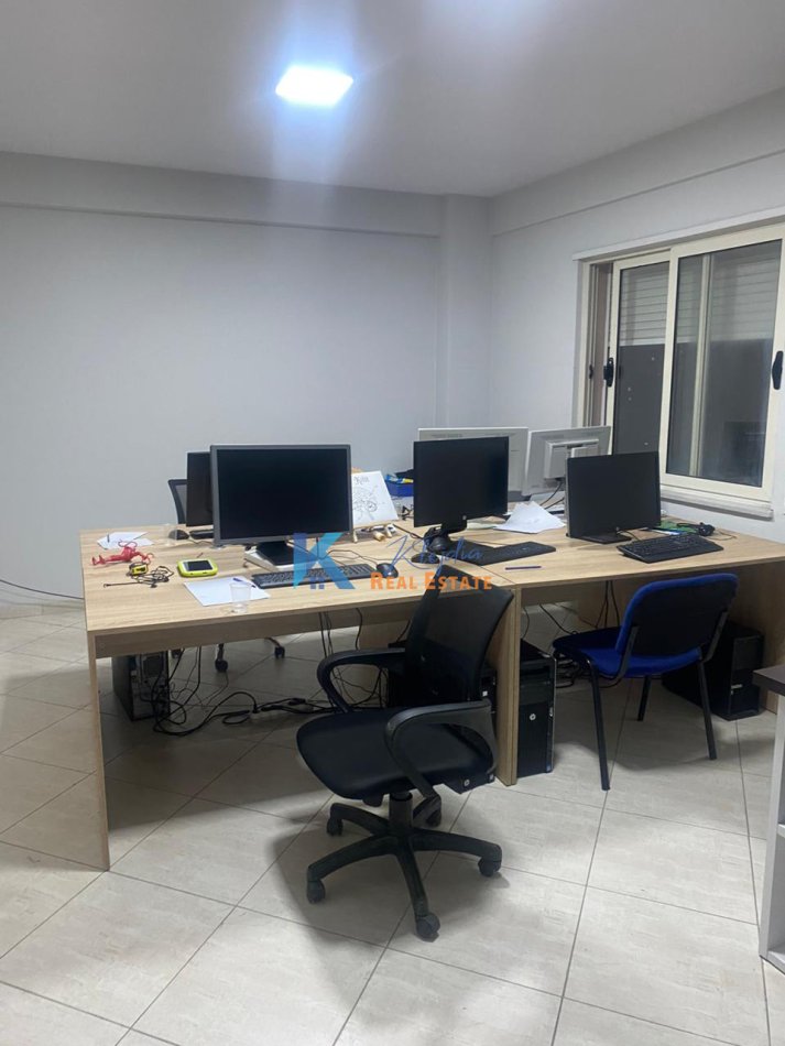 Tirane, jap me qera zyre Kati 7, 107 m² 550 € (Jordan Misja)