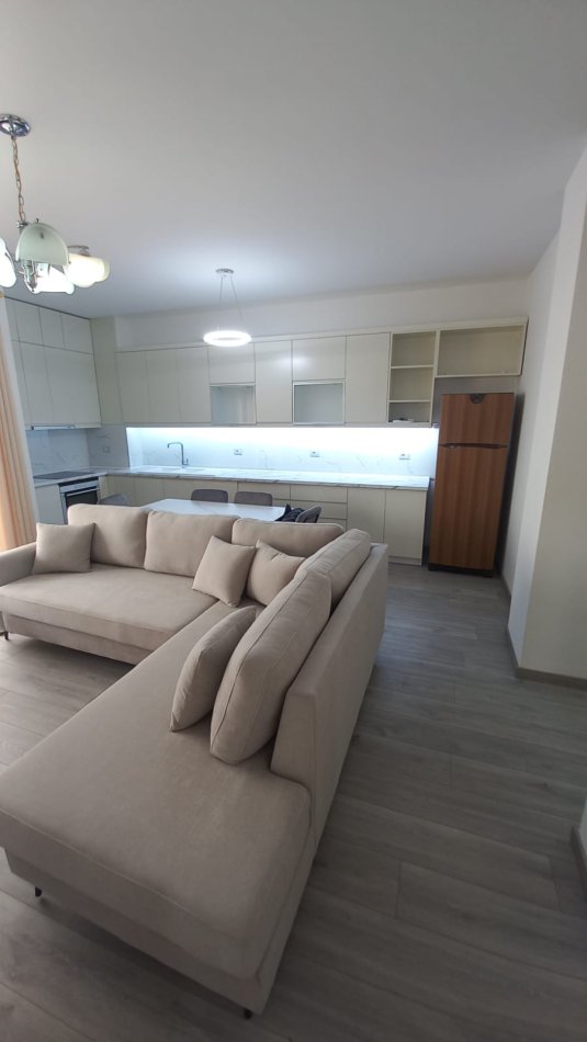 Tirane, jepet me qera apartament 2+1+Ballkon Kati 3, 96 m² 700 € (liqeni i thate)
