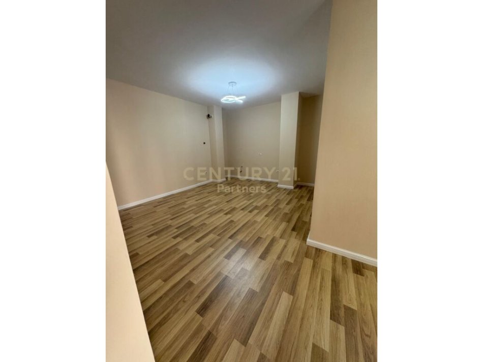 Tirane, shitet apartament 2+1+Ballkon Kati 2, 85 m² 125.000 € (Rruga Tish Dahia)