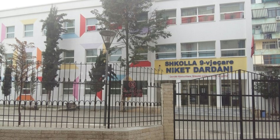 Tirane, jepet me qera dyqan Kati 0, 20 m² 200 € (Xhamllik)