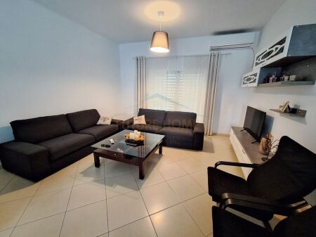 Durres, jepet me qera apartament 2+1+2 Kati 2, 129 m² 450 € (Rruga e Miqesise, Durres AREA45494)