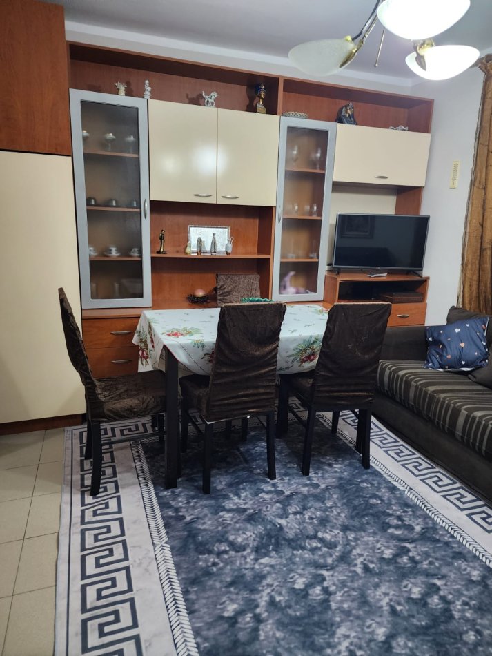 JEPET ME QIRA: Apartament 2+1/ zona: Rruga Elbasanit/Pranë Institutit te Higjenes