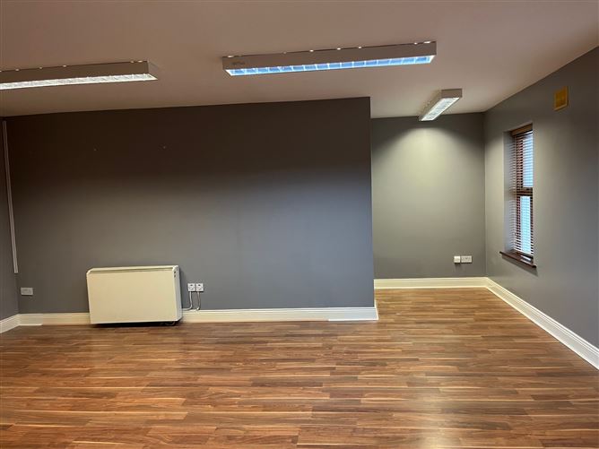 Tirane, jepet me qera zyre Kati 2, 70 m² 500 € (FARMACIA 10)