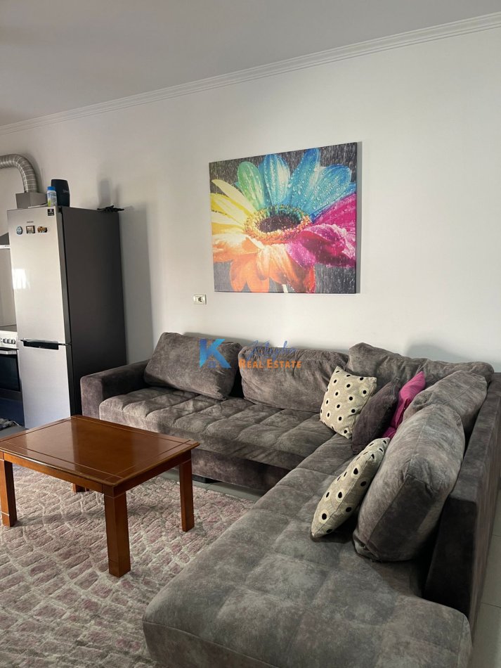 Tirane, jap me qera apartament 2+1+Ballkon Kati 4, 85 m² 650 € (Te Komuna e Parisit, afer Kristal Center)