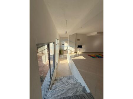Tirane, jepet me qera ambjent biznesi Kati 0, 92 m² 800 € (Rruga Fabrika e Qelqit, Kombinat, Tiranë AREA46101)