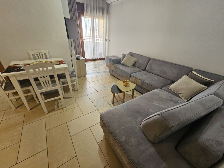Tirane, jepet me qera 1+1+Ballkon Kati 11, 54 m² 650 € (Qender, Prane 9-katesheve)
