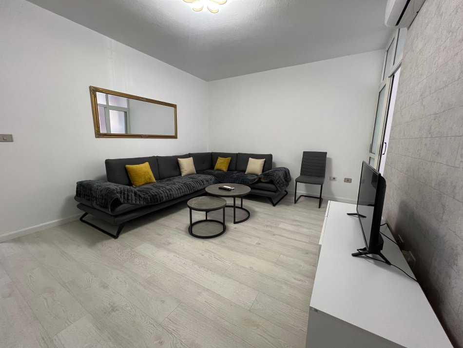 Tirane, jepet me qera apartament 1+1 Kati 3, 63 m² 630 € (Komuna e Parisit)