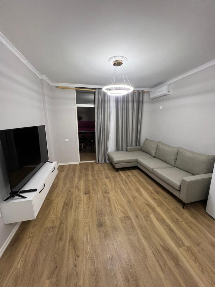 Tirane, jepet me qera apartament 1+1 Kati 7, 71 m² 700 € (Komuna e Parisit)